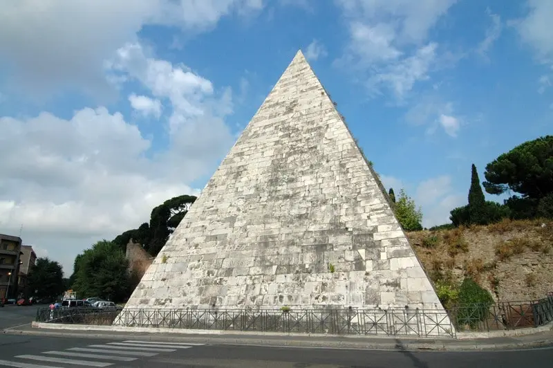 Пирамида Цестия. Рим. Италия